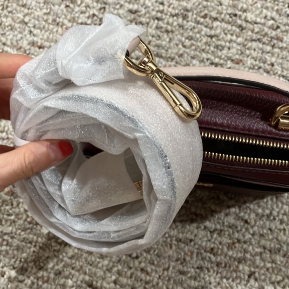 MICHAEL KORS
Mott Mini Color-Block Pebbled Leather Crossbody 32T8GF5C0T - Picture 8 of 14